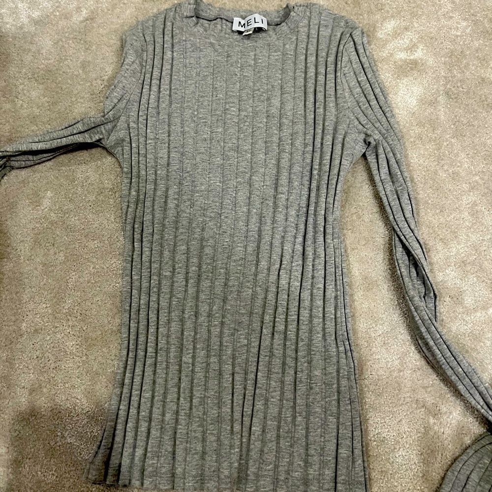 Women long sleeve grey tee size xs, fitted